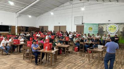 Produtores participam de palestra sobre novas tecnologias em sementes para pastagens na Sociedade Rural de Laranjeiras do Sul